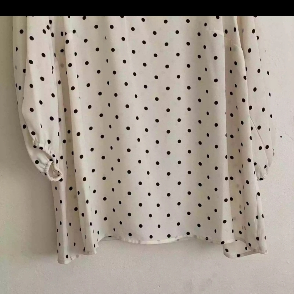 Torrid polka dot v Neck long sleeves off white blouse size 3x.  NEW - Picture 4 of 6